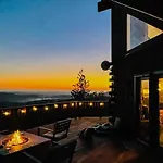 Mountain Bliss Chalet With Great Views!